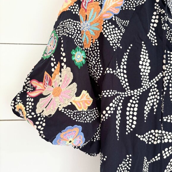 THML NWOT navy and cream blouse with embroidered flowers Size Small - Picture 3 of 5